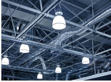 Промышленные светодиодные подвесные светильники в цехе